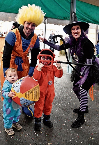 Fantasievoll verkleidete Familie.