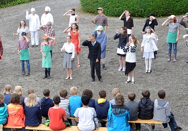 Conni Stüssi (rechts) macht mit Kindern Freiluft-Theater. (Archivbild)