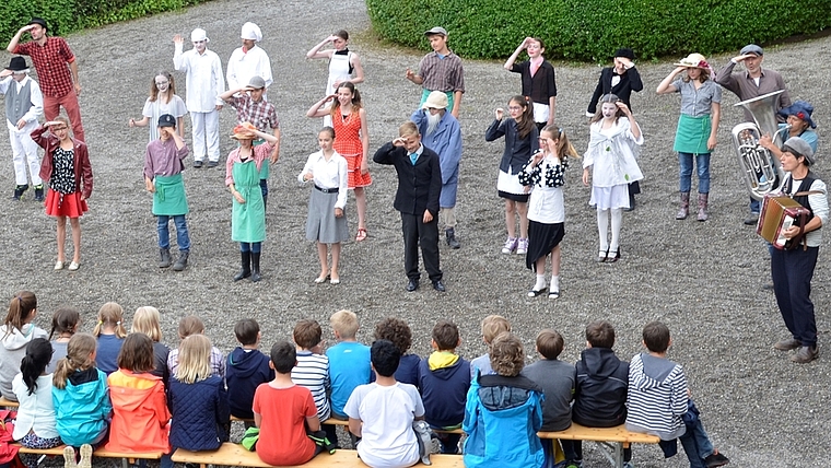 Conni Stüssi (rechts) macht mit Kindern Freiluft-Theater. (Archivbild)