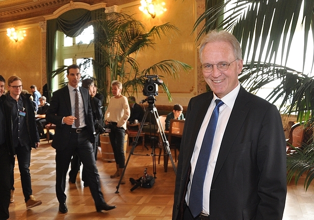 Rege Betriebsamkeit und Kameras: Hans-Ulrich Bigler in der Wandelhalle des Bundeshauses. (Bild Werner Schneiter)