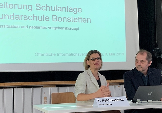 Schulpräsidentin Tamara Fakhreddine und Lutz Eichelkraut, Vorsteher Ressort Infrastruktur der Sekundarschulpflege Bonstetten, informierten über die geplante Schulraumerweiterung. <em>(Bild Stefan Schneiter)</em>