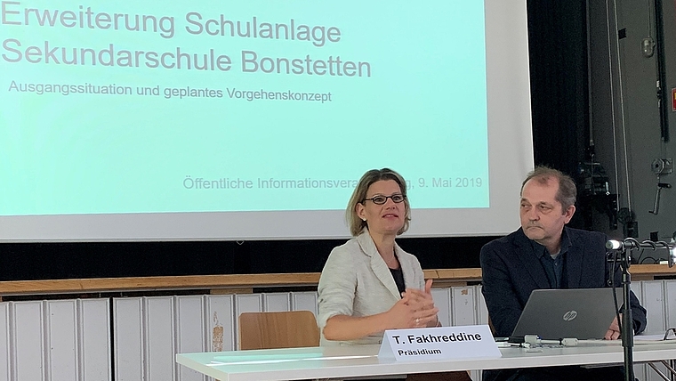 Schulpräsidentin Tamara Fakhreddine und Lutz Eichelkraut, Vorsteher Ressort Infrastruktur der Sekundarschulpflege Bonstetten, informierten über die geplante Schulraumerweiterung. <em>(Bild Stefan Schneiter)</em>