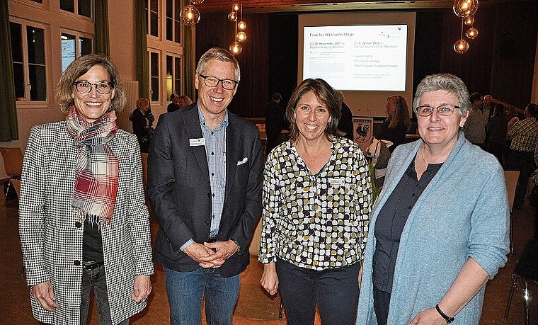 Aus den Gesichtern lässt sich Zuversicht ablesen, dass die vakanten Behördenämter in Ottenbach besetzt werden können. Von links: Gioia Schwarzenbach, Franz Zeder, Gaby Noser Fanger und Susanne van Hoof. (Bild Werner Schneiter)