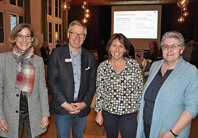 Aus den Gesichtern lässt sich Zuversicht ablesen, dass die vakanten Behördenämter in Ottenbach besetzt werden können. Von links: Gioia Schwarzenbach, Franz Zeder, Gaby Noser Fanger und Susanne van Hoof. (Bild Werner Schneiter)