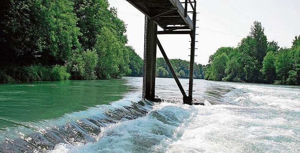 Abstand vom Pfeiler halten: Durchfahrt unter einer Reussbrücke. (Bild Livia Häberling)
