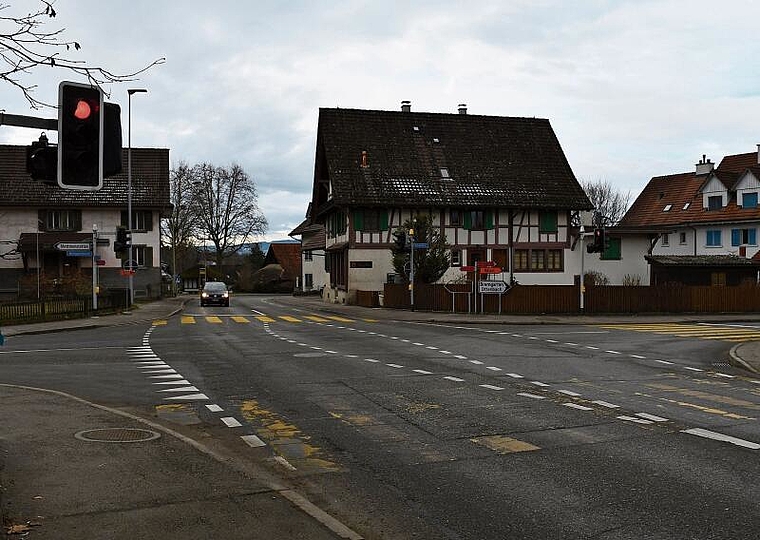 Die Lärmsanierungen betreffen unter anderem Liegenschaften an der Dorfstrasse. Hier die Lichtsignalanlage «Kreuzstrasse» am Knoten Toussen (siehe auch Artikel rechts). (Bild Dominik Stierli)