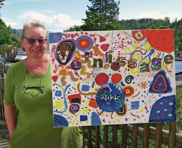 Silvia Muff, Leiterin der TaSS, präsentiert das Werkplakat zur bevorstehenden Vernissage. (Bilder Angela Bernetta)