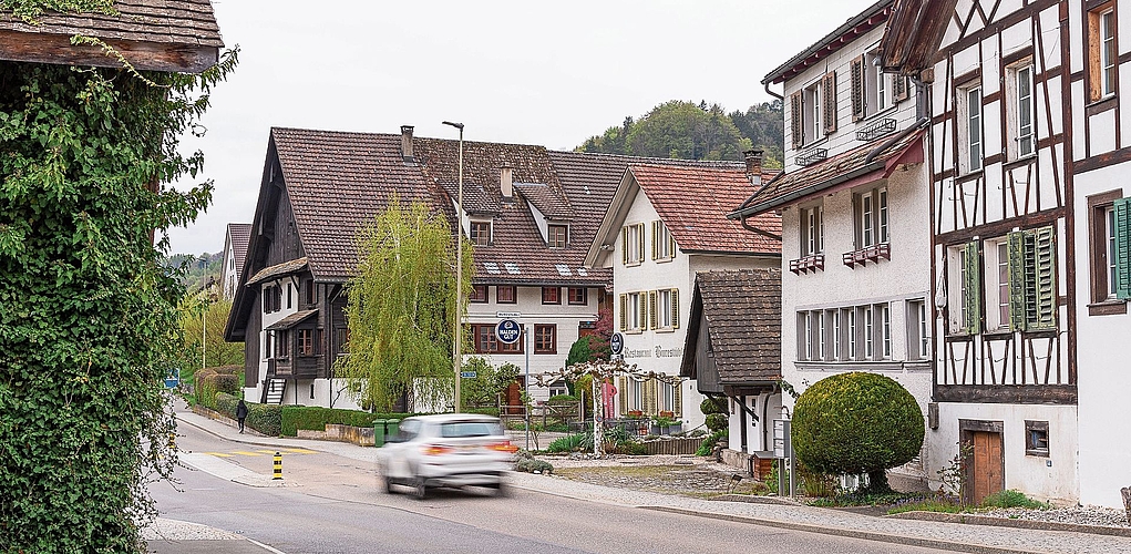 Sellenbürer Dorfzentrum mit «ortsbaulich wichtigen Gebäuden» (Kernzonenplan): Sowohl der leicht revidierte Kernzonenplan Sellenbüren als auch der Kernzonenplan Stallikon wurden an der Gemeindeversammlung mit grossem Mehr gutgeheissen. (Bild Daniel Vaia)
