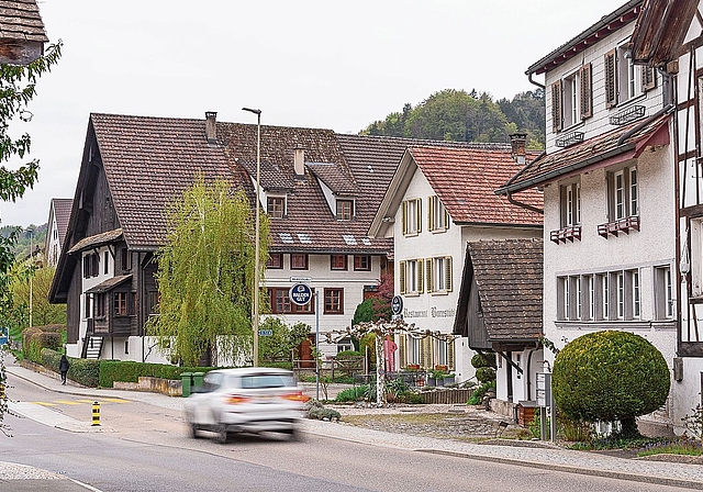 Sellenbürer Dorfzentrum mit «ortsbaulich wichtigen Gebäuden» (Kernzonenplan): Sowohl der leicht revidierte Kernzonenplan Sellenbüren als auch der Kernzonenplan Stallikon wurden an der Gemeindeversammlung mit grossem Mehr gutgeheissen. (Bild Dani