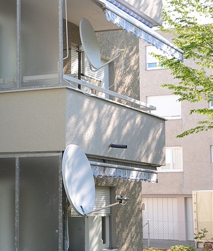 Anstelle von Blumen schmücken Parabolantennen die Balkone.
