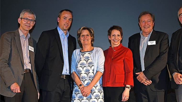 Unter der Leitung von Esther Girsberger, 3. v. l., und Geschäftsstellenleiter Christoph Balmer, links, referierten EVZ-CEO Patrick Lengwiler, 2. v. l., Tschümperlin-CEO Carla Tschümperlin, 4. v. l., Dirigent Howard Griffiths und Theologe Hermann-J