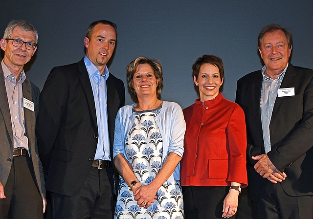 Unter der Leitung von Esther Girsberger, 3. v. l., und Geschäftsstellenleiter Christoph Balmer, links, referierten EVZ-CEO Patrick Lengwiler, 2. v. l., Tschümperlin-CEO Carla Tschümperlin, 4. v. l., Dirigent Howard Griffiths und Theologe Hermann-J