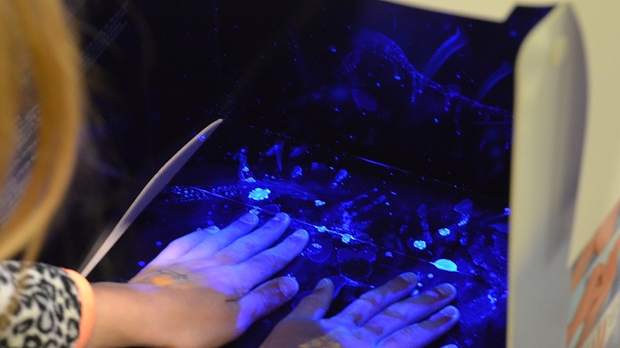 Sind die Hände wirklich sauber? Schwarzlicht und ein Fluoreszenz-Zusatz in der Desinfektionslösung machens sichtbar. Sind die Hände wirklich sauber? Schwarzlicht und ein Fluoreszenz-Zusatz in der Desinfektionslösung machens sichtbar.