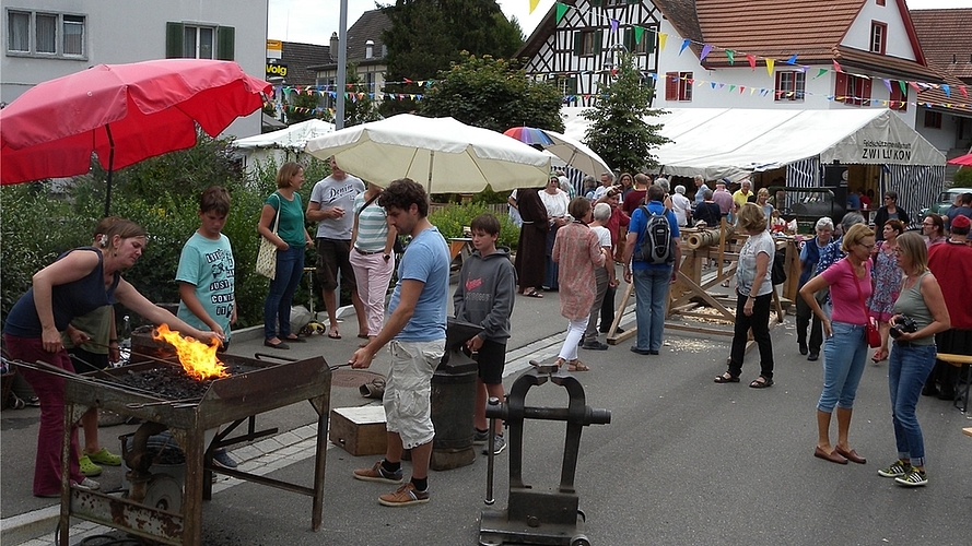 Fröhliches Treiben am antiken Handwerksmarkt: im Vordergrund die Schmiede, hinten der Teuchelbohrer. <em>(Bilder Marianne Voss)</em>
