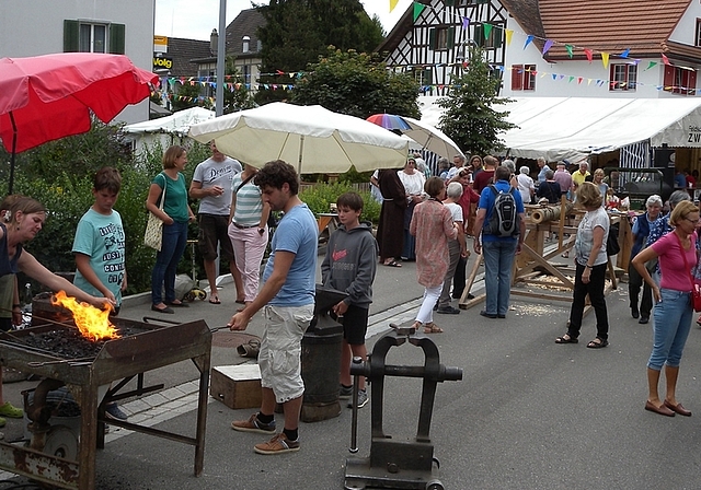 Fröhliches Treiben am antiken Handwerksmarkt: im Vordergrund die Schmiede, hinten der Teuchelbohrer. <em>(Bilder Marianne Voss)</em>