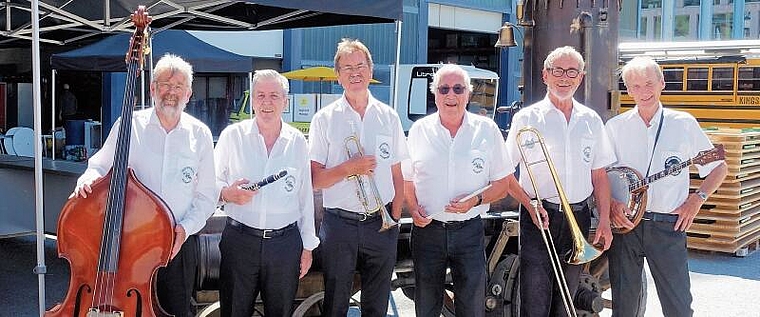 Die Dixieband «Bauchnuschti Stompers» mit Bandleader Röbi Schmid (vierter von links) aus Stallikon tritt am Züri Fäscht auf. (Bild zvg.)