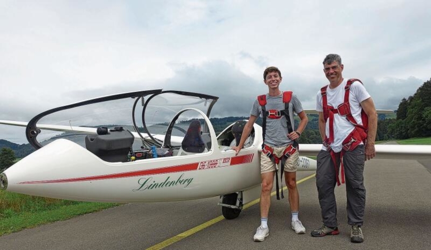 Flugschüler Andrew Eledge und sein Segelfluglehrer Matthias Zimmermann vor dem Start zu einem Übungsflug. 
Sie haben bereits das Fallschirmpaket für Notfälle umgeschnallt.