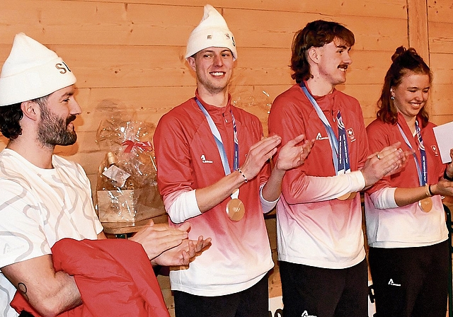 Vier Olympiamedaillen-Gewinner von Milano Cortina 2026 auf einer Bühne vereint (von links): Bobpilot Michael Vogt und die Aerials-Athleten Pirmin Werner, Noé Roth und die Rifferswilerin Lina Kozomara. (Bilder Dominik Stierli)