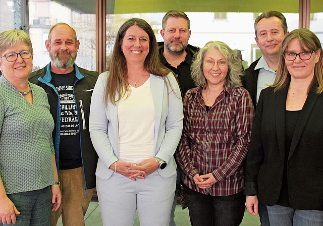 Das ist der neue Stadtrat von Affoltern (von links): Eveline Fenner (EVP), Ernst Beeler (parteilos), Claudia Ledermann (parteilos), Pascal Santi (FDP), Galina Bruder (parteilos), Franz Wipfli (Die Mitte) und Claudia Spörri (SVP). (Bild Florian Hofer
