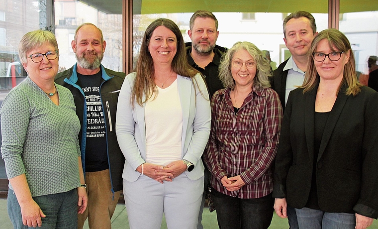 Das ist der neue Stadtrat von Affoltern (von links): Eveline Fenner (EVP), Ernst Beeler (parteilos), Claudia Ledermann (parteilos), Pascal Santi (FDP), Galina Bruder (parteilos), Franz Wipfli (Die Mitte) und Claudia Spörri (SVP). (Bild Florian Hofer