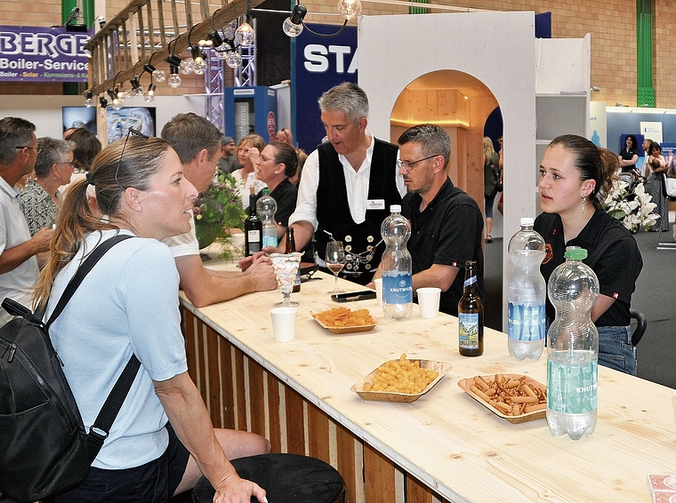 An der Expo 2026 präsentierten zahlreiche Gewerbebetriebe ihre Produkte und Dienstleistungen. Die Ausstellung bot Gelegenheit für Gespräche, neue Kontakte und einen Einblick in die Vielfalt des Obfelder Gewerbes. (Bilder Werner Schneiter)