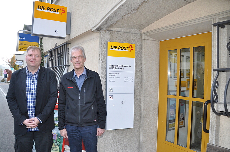 Bedauern die Schliessung der Post: Gemeindepräsident Werner Michel (rechts) und Gemeindeschreiber Roberto Brunelli. (Bild Werner Schneiter)