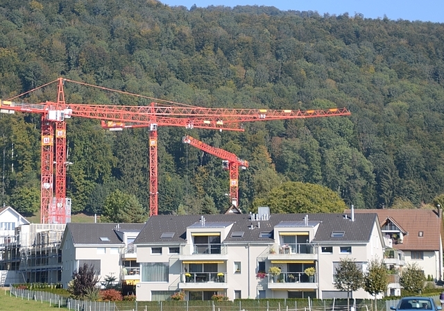 Zahlreiche Baukräne zeugen von regem Wohnungsbau: Grossbaustelle im Herbst 2015 in Hausen. (Bild Martin Mullis)