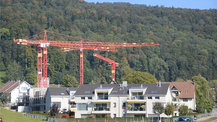 Zahlreiche Baukräne zeugen von regem Wohnungsbau: Grossbaustelle im Herbst 2015 in Hausen. (Bild Martin Mullis)