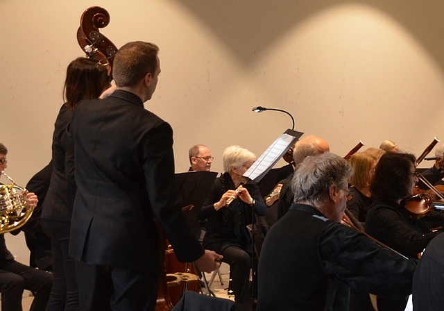 Die Orchestergesellschaft Affoltern mit ihrem musikalischen Leiter Hugo Bollschweiler. (Bild Susanne Crimi)