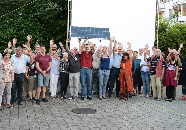 Gruppenfoto mit Solarpanel zwischen dem Nachtessen und dem Solarkino, dem Beitrag des Kulturkellers LaMarotte zu den diesjährigen Tagen der Sonne. <em>(Bild bs)</em>