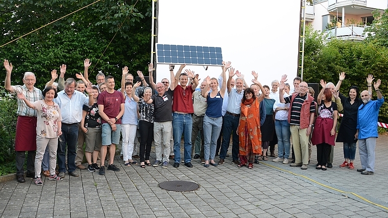 Gruppenfoto mit Solarpanel zwischen dem Nachtessen und dem Solarkino, dem Beitrag des Kulturkellers LaMarotte zu den diesjährigen Tagen der Sonne. <em>(Bild bs)</em>