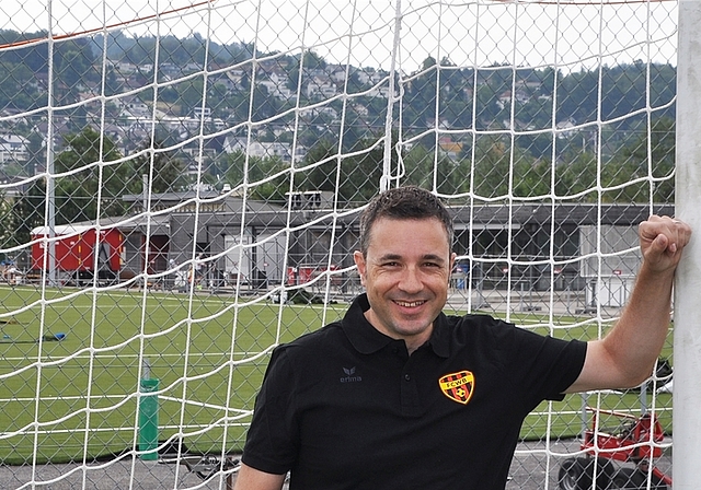 WB-Urgestein Oliver Hedinger auf der Baustelle im Wettswiler Moos, wo der neue Hauptplatz noch diesen Monat fertiggestellt sein dürfte. <em>(Bild Kaspar Köchli)</em>