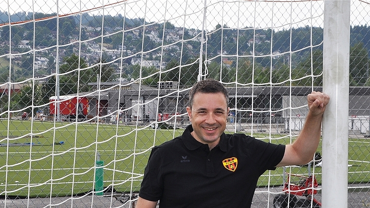 WB-Urgestein Oliver Hedinger auf der Baustelle im Wettswiler Moos, wo der neue Hauptplatz noch diesen Monat fertiggestellt sein dürfte. <em>(Bild Kaspar Köchli)</em>