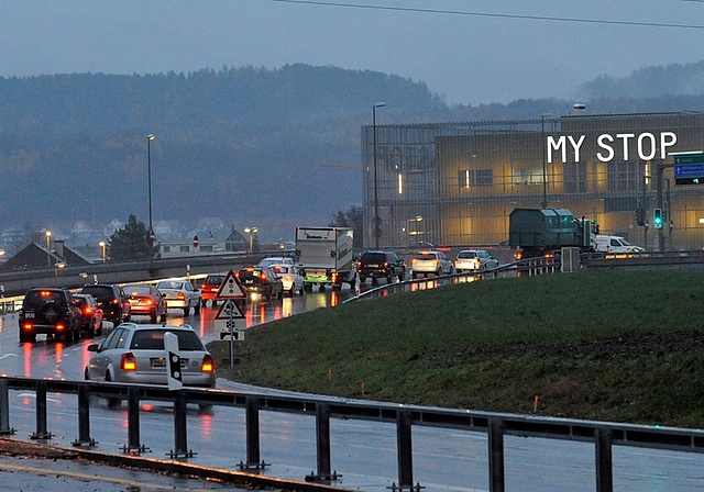 Mit 17603 Fahrzeugen täglich ist die Obfelder Dorfstrasse zwischen der Einmündung Bickwil und der Autobahnauffahrt die am stärksten frequentierte.<em> (Bild Martin Platter)</em>