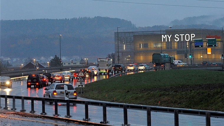 Mit 17603 Fahrzeugen täglich ist die Obfelder Dorfstrasse zwischen der Einmündung Bickwil und der Autobahnauffahrt die am stärksten frequentierte.<em> (Bild Martin Platter)</em>