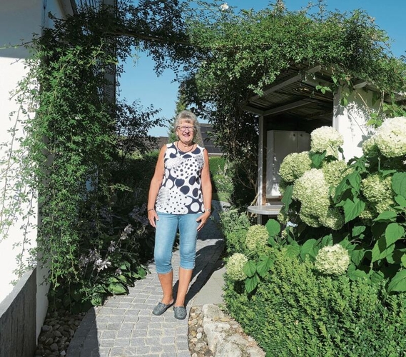 Silvia Bernhard empfängt ihre Besucher herzlich beim Garteneingang. Hinter der Hortensie Annabelle versteckt sich der Gartenschuppen. (Bilder Regula Zellweger)