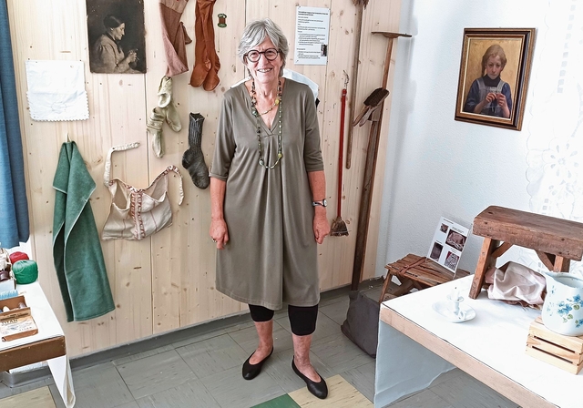 Ursula Grob hat die Ausstellung «Flickä statt spickä» liebevoll kuratiert. Besonders die «Dinge» aus dem Haus der Familie Steinmann in Affoltern haben sie emotional berührt. (Bilder Regula Zellweger)