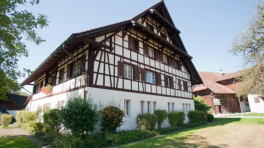Auch optisch unterschiedlich: das Gemeindehaus Rifferswil... Auch optisch unterschiedlich: das Gemeindehaus Rifferswil...