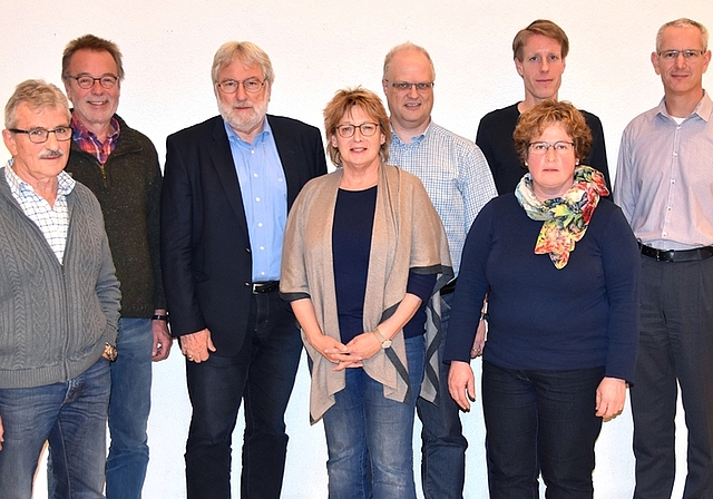 Vertreter der acht Gemeinden, die zusammen die IKA Sozialdienst gründen wollen. Von links: Peter Zürcher, Knonau, Peter Reichmuth, Hausen, Bertram Thurnherr, Hedingen, Esther Franceschini Guggisberg, Aeugst, Christian Bachmann, Maschwanden, Thomas 