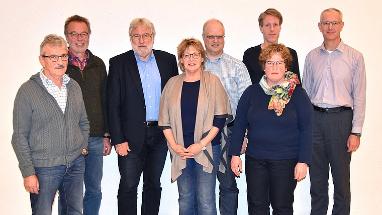 Vertreter der acht Gemeinden, die zusammen die IKA Sozialdienst gründen wollen. Von links: Peter Zürcher, Knonau, Peter Reichmuth, Hausen, Bertram Thurnherr, Hedingen, Esther Franceschini Guggisberg, Aeugst, Christian Bachmann, Maschwanden, Thomas