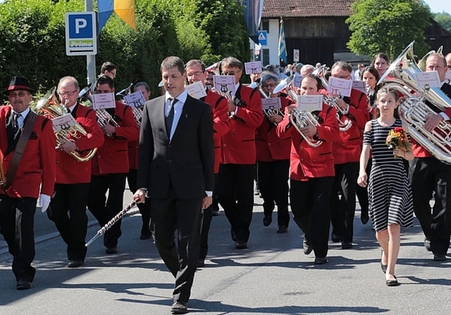 Musikverein Maschwanden marschiert und musiziert auf der glühend heissen Strasse in Tägerig. (Bild zvg.)