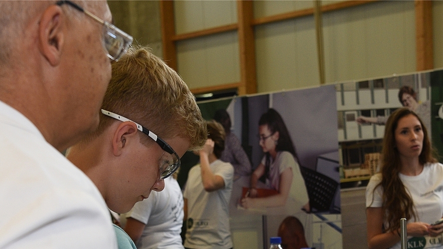 Die Firma Kolb produziert in Hedingen nichtionische Tenside. Sie bietet die Lehre als Laborant/Laborantin an. An der Berufsmesse konnten unter fachkundiger Anleitung und mit der notwendigen Schutzbrille an Laborgeräten geübt werden.