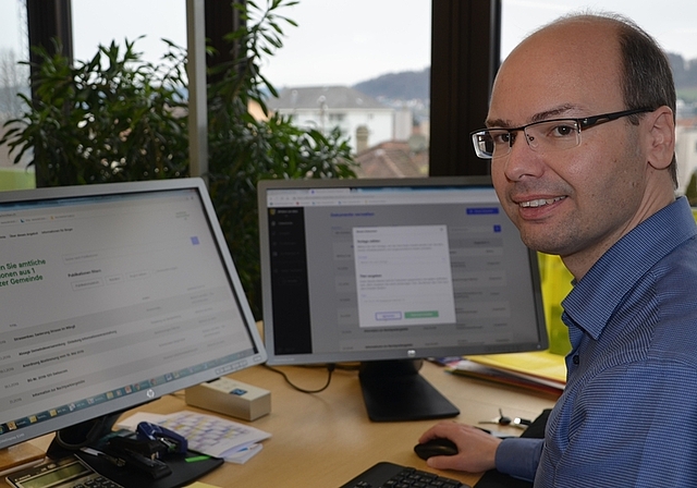 Affoltern publiziert bereits auf Amtliche-Nachrichten.ch. Stadtschreiber Stefan Trottmann vor dem Erfassungstool für die Gemeinden (rechter Bildschirm) und der öffentlichen Plattform (linker Bildschirm). <em>(Bild Thomas Stöckli)</em>