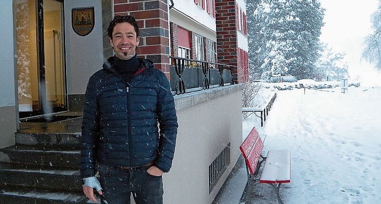 Fototermin bei Schneetreiben: Philipp Eder, Gesamtleiter der Stiftung Albisbrunn, ist offen für den Kontakt zur Dorfbevölkerung. (Bild Marianne Voss)