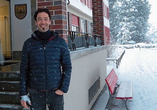 Fototermin bei Schneetreiben: Philipp Eder, Gesamtleiter der Stiftung Albisbrunn, ist offen für den Kontakt zur Dorfbevölkerung. (Bild Marianne Voss)