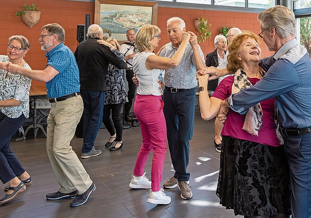 Disco-Anlässe für Seniorinnen und Senioren sind zurzeit ein gefragtes Angebot. (Bilder Pro Senectute)