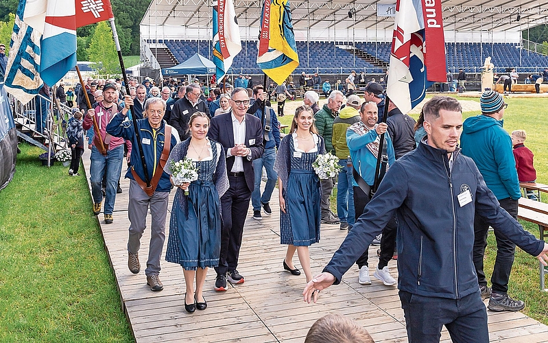 Die Ehrengäste und Gruppenobmänner, begleitet von Fahnen und angeführt von Regierungsrat Mario Fehr, beim Gang zum Festzelt. Die Ehrengäste und Gruppenobmänner, begleitet von Fahnen und angeführt von Regierungsrat Mario Fehr, beim Gang zum Festzelt.