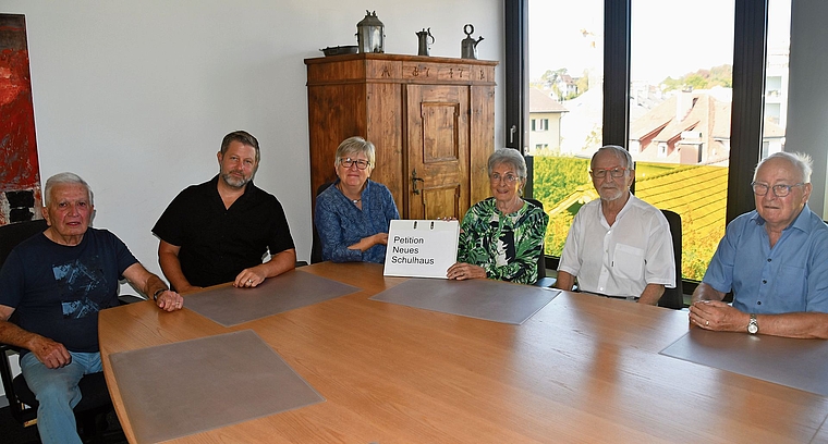 Übergabe der Petition ehemaliger Behördenmitglieder im Stadthaus Affoltern, von links: Gianfranco Rancan, Stadtrat Pascal Santi, Stadtpräsidentin Eveline Fenner, Anita Hausheer, Willi Hagmann und Kurt Dennler. (Bild Werner Schneiter)