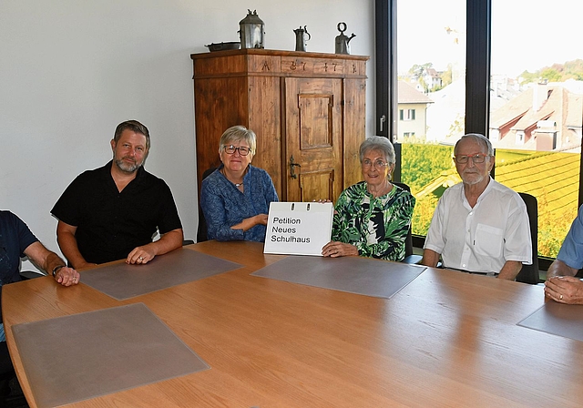 Übergabe der Petition ehemaliger Behördenmitglieder im Stadthaus Affoltern, von links: Gianfranco Rancan, Stadtrat Pascal Santi, Stadtpräsidentin Eveline Fenner, Anita Hausheer, Willi Hagmann und Kurt Dennler. (Bild Werner Schneiter)