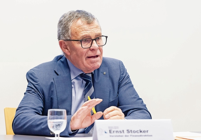 Wohnsitzabklärungen sind für die Steuerbehörden und Steuerpflichtigen aufwendig und reichen bisweilen bis in die persönliche Sphäre der Steuerpflichtigen: Regierungsrat Ernst Stocker an der Medienkonferenz. (Bild Daniel Vaia)